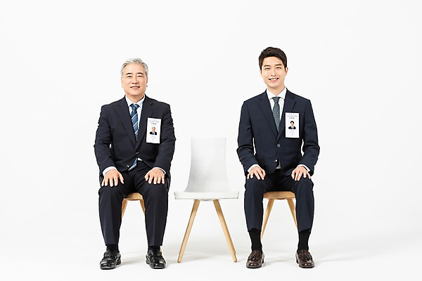 포토 JPG 스튜디오촬영 전신 응시 노년 남자 비즈니스 실내 미소 사람 앉기 정장 20대 성인 두명 앞모습 한국인 구직 비즈니스맨 60대 준비 흰배경 면접 구인구직 인턴 재취업 남자만 국내포토 시선 옷 뷰포인트 백그라운드 컨셉 모션 표정 동양인 청년 내부 흰색 직장인 구인 파일형식