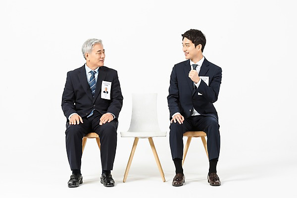포토 JPG 스튜디오촬영 전신 응시 노년 남자 의자 비즈니스 실내 미소 사람 앉기 정장 20대 성인 두명 앞모습 마주보기 파이팅 한국인 구직 비즈니스맨 60대 준비 흰배경 면접 구인구직 인턴 재취업 남자만 국내포토 시선 옷 뷰포인트 가구 백그라운드 컨셉 모션 표정 동양인 청년 내부 흰색 직장인 구인 파일형식