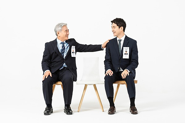 포토 JPG 스튜디오촬영 전신 응시 노년 남자 의자 비즈니스 실내 미소 사람 앉기 정장 20대 성인 두명 앞모습 마주보기 한국인 구직 비즈니스맨 60대 준비 흰배경 면접 격려 구인구직 인턴 재취업 남자만 어깨에손 국내포토 시선 옷 감정 뷰포인트 가구 백그라운드 컨셉 모션 표정 동양인 청년 내부 흰색 직장인 구인 파일형식