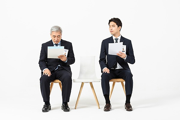 포토 JPG 스튜디오촬영 전신 응시 노년 남자 의자 비즈니스 실내 사람 앉기 정장 20대 성인 두명 앞모습 한국인 구직 비즈니스맨 60대 준비 흰배경 면접 이력서 구인구직 인턴 재취업 남자만 국내포토 시선 옷 뷰포인트 가구 백그라운드 컨셉 모션 동양인 청년 내부 흰색 직장인 구인 파일형식