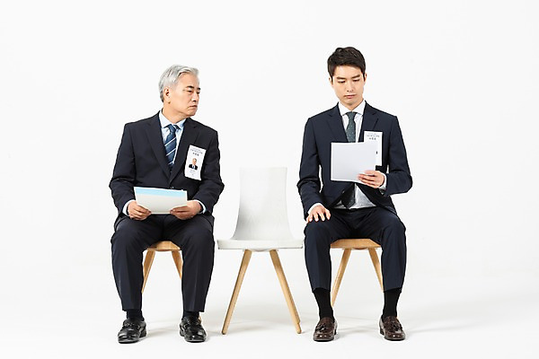 포토 JPG 스튜디오촬영 전신 응시 노년 남자 의자 비즈니스 실내 사람 앉기 정장 20대 성인 두명 앞모습 한국인 구직 직장인 비즈니스맨 60대 흰배경 면접 이력서 구인구직 인턴 재취업 취업문 남자만 국내포토 직업 시선 옷 뷰포인트 가구 백그라운드 컨셉 모션 동양인 청년 내부 흰색 구인 파일형식