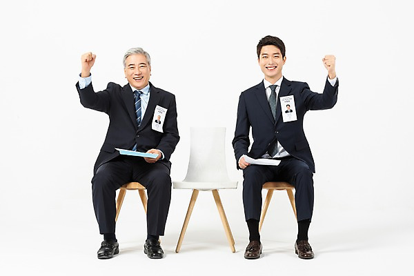 포토 JPG 스튜디오촬영 전신 노년 남자 의자 비즈니스 실내 미소 사람 앉기 정장 20대 성인 두명 앞모습 파이팅 한국인 구직 직장인 비즈니스맨 60대 흰배경 면접 이력서 구인구직 인턴 재취업 남자만 국내포토 직업 옷 뷰포인트 가구 백그라운드 컨셉 모션 표정 동양인 청년 내부 흰색 구인 파일형식