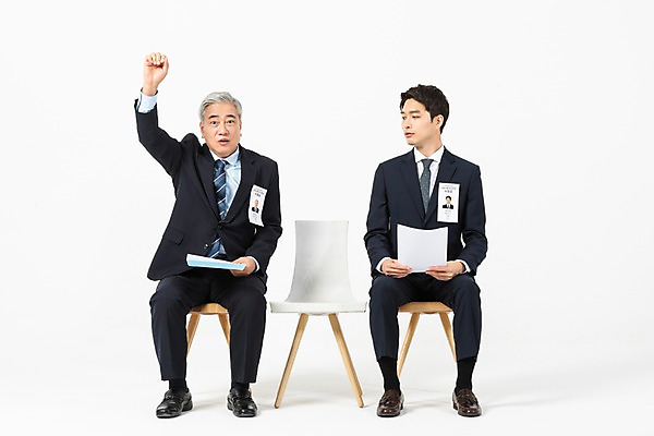 포토 JPG 스튜디오촬영 전신 응시 노년 남자 의자 비즈니스 실내 사람 앉기 정장 20대 성인 두명 앞모습 손들기 한국인 구직 직장인 비즈니스맨 60대 흰배경 면접 이력서 구인구직 인턴 재취업 남자만 국내포토 직업 시선 옷 뷰포인트 가구 백그라운드 컨셉 모션 동양인 청년 내부 흰색 구인 파일형식