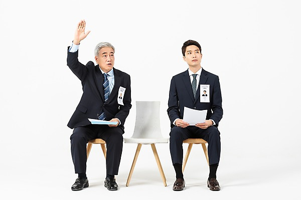 포토 JPG 스튜디오촬영 전신 응시 노년 남자 의자 비즈니스 실내 사람 앉기 정장 20대 성인 두명 앞모습 손들기 한국인 구직 직장인 비즈니스맨 60대 흰배경 면접 이력서 구인구직 인턴 재취업 남자만 국내포토 직업 시선 옷 뷰포인트 가구 백그라운드 컨셉 모션 동양인 청년 내부 흰색 구인 파일형식