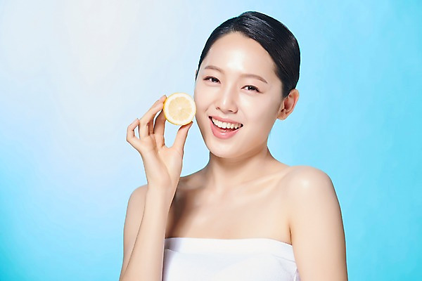 포토 JPG 스튜디오촬영 응시 여자 모션 실내 한명 미소 들기 누끼 사람 상반신 20대 성인 앞모습 뷰티 한국인 레몬 반쪽 파란배경 상큼 싱그러움 의료성형뷰티 성인여자한명만 디톡스 국내포토 1 시선 뷰포인트 백그라운드 과일 표정 건강 동양인 청년 내부 파란색 여자한명만 성인여자만 파일형식