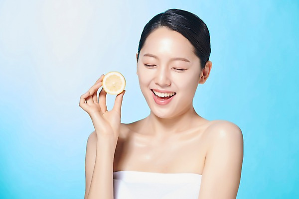 포토 JPG 스튜디오촬영 여자 모션 실내 표정 한명 미소 들기 누끼 사람 상반신 20대 성인 앞모습 뷰티 눈감음 한국인 레몬 반쪽 파란배경 상큼 싱그러움 의료성형뷰티 성인여자한명만 디톡스 국내포토 1 뷰포인트 백그라운드 과일 건강 동양인 청년 내부 파란색 여자한명만 성인여자만 파일형식