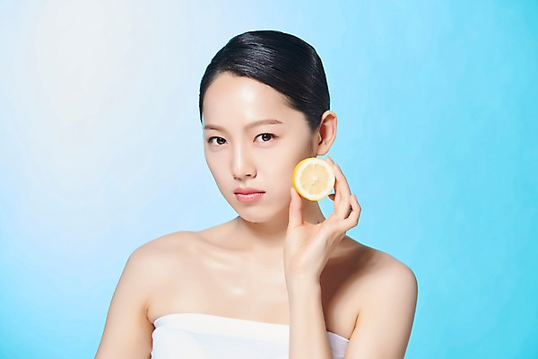 포토 JPG 스튜디오촬영 응시 여자 모션 실내 한명 들기 누끼 사람 상반신 20대 성인 앞모습 뷰티 한국인 레몬 반쪽 파란배경 상큼 싱그러움 의료성형뷰티 성인여자한명만 디톡스 국내포토 1 시선 뷰포인트 백그라운드 과일 건강 동양인 청년 내부 파란색 여자한명만 성인여자만 파일형식