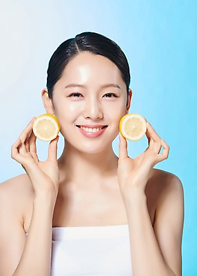 포토 JPG 스튜디오촬영 응시 여자 모션 실내 한명 미소 들기 누끼 사람 상반신 20대 성인 앞모습 뷰티 한국인 레몬 반쪽 파란배경 상큼 싱그러움 의료성형뷰티 성인여자한명만 디톡스 국내포토 1 시선 뷰포인트 백그라운드 과일 표정 건강 동양인 청년 내부 파란색 여자한명만 성인여자만 파일형식