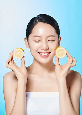 포토 JPG 스튜디오촬영 여자 모션 실내 표정 한명 미소 들기 누끼 사람 상반신 20대 성인 앞모습 뷰티 눈감음 한국인 레몬 반쪽 파란배경 상큼 싱그러움 의료성형뷰티 성인여자한명만 디톡스 국내포토 1 뷰포인트 백그라운드 과일 건강 동양인 청년 내부 파란색 여자한명만 성인여자만 파일형식