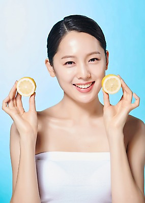 포토 JPG 스튜디오촬영 응시 여자 모션 실내 한명 미소 들기 누끼 사람 상반신 20대 성인 앞모습 뷰티 한국인 레몬 반쪽 파란배경 상큼 싱그러움 의료성형뷰티 성인여자한명만 디톡스 국내포토 1 시선 뷰포인트 백그라운드 과일 표정 건강 동양인 청년 내부 파란색 여자한명만 성인여자만 파일형식