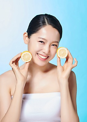 포토 JPG 스튜디오촬영 응시 여자 모션 실내 한명 미소 들기 누끼 사람 상반신 20대 성인 앞모습 뷰티 한국인 레몬 반쪽 파란배경 상큼 싱그러움 의료성형뷰티 성인여자한명만 디톡스 국내포토 1 시선 뷰포인트 백그라운드 과일 표정 건강 동양인 청년 내부 파란색 여자한명만 성인여자만 파일형식