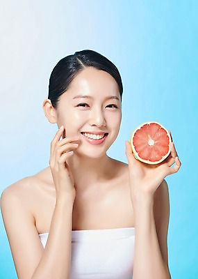 포토 JPG 스튜디오촬영 응시 여자 모션 실내 표정 한명 미소 들기 누끼 사람 상반신 20대 성인 앞모습 뷰티 한국인 자몽 반쪽 파란배경 상큼 싱그러움 의료성형뷰티 성인여자한명만 디톡스 국내포토 1 시선 뷰포인트 백그라운드 과일 건강 동양인 청년 내부 파란색 여자한명만 성인여자만 파일형식