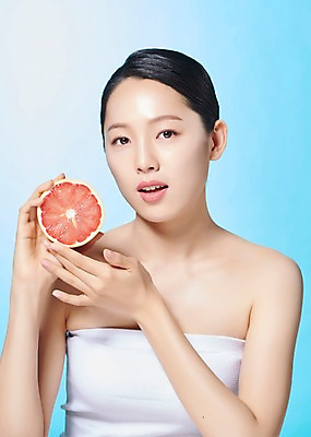 포토 JPG 스튜디오촬영 응시 여자 모션 실내 한명 들기 누끼 사람 상반신 20대 성인 앞모습 뷰티 한국인 자몽 반쪽 파란배경 상큼 싱그러움 의료성형뷰티 성인여자한명만 디톡스 국내포토 1 시선 뷰포인트 백그라운드 과일 건강 동양인 청년 내부 파란색 여자한명만 성인여자만 파일형식