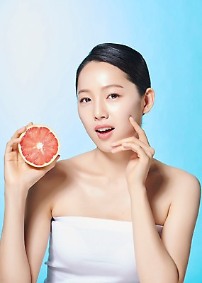 포토 JPG 스튜디오촬영 여자 모션 실내 표정 한명 들기 누끼 사람 손짓 상반신 20대 성인 앞모습 뷰티 한국인 자몽 반쪽 파란배경 상큼 싱그러움 의료성형뷰티 성인여자한명만 디톡스 국내포토 1 뷰포인트 백그라운드 과일 건강 동양인 청년 내부 파란색 여자한명만 성인여자만 파일형식