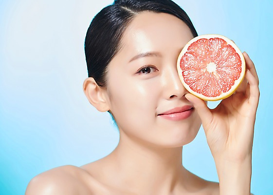 포토 JPG 스튜디오촬영 응시 여자 모션 실내 한명 미소 누끼 사람 근접촬영 상반신 20대 성인 앞모습 뷰티 한국인 자몽 반쪽 파란배경 상큼 싱그러움 의료성형뷰티 성인여자한명만 디톡스 국내포토 1 시선 뷰포인트 백그라운드 과일 표정 건강 동양인 청년 내부 파란색 여자한명만 성인여자만 파일형식