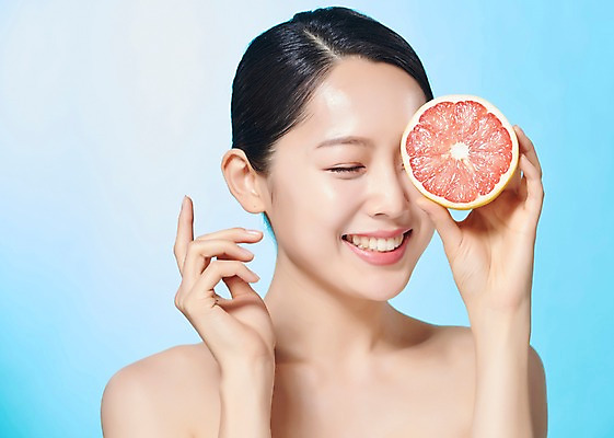 포토 JPG 스튜디오촬영 응시 여자 모션 실내 표정 한명 미소 누끼 사람 손짓 상반신 20대 성인 앞모습 뷰티 한국인 자몽 반쪽 파란배경 상큼 싱그러움 의료성형뷰티 성인여자한명만 디톡스 국내포토 1 시선 뷰포인트 백그라운드 과일 건강 동양인 청년 내부 파란색 여자한명만 성인여자만 파일형식