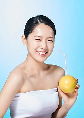 포토 JPG 스튜디오촬영 응시 여자 모션 실내 빨대 한명 미소 누끼 사람 상반신 20대 성인 옆모습 뷰티 한국인 자몽 파란배경 상큼 싱그러움 의료성형뷰티 성인여자한명만 디톡스 국내포토 1 시선 뷰포인트 백그라운드 과일 표정 건강 동양인 청년 내부 파란색 여자한명만 성인여자만 파일형식