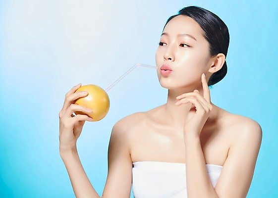 포토 JPG 스튜디오촬영 여자 모션 실내 빨대 한명 누끼 사람 상반신 20대 성인 앞모습 뷰티 한국인 마시기 먹기 자몽 파란배경 상큼 싱그러움 의료성형뷰티 성인여자한명만 디톡스 국내포토 1 뷰포인트 백그라운드 과일 건강 동양인 청년 내부 파란색 여자한명만 성인여자만 파일형식