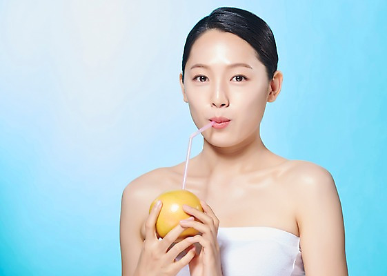 포토 JPG 스튜디오촬영 응시 여자 모션 실내 빨대 한명 누끼 사람 상반신 20대 성인 앞모습 뷰티 한국인 마시기 먹기 자몽 파란배경 상큼 싱그러움 의료성형뷰티 성인여자한명만 디톡스 국내포토 1 시선 뷰포인트 백그라운드 과일 건강 동양인 청년 내부 파란색 여자한명만 성인여자만 파일형식