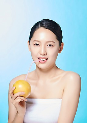 포토 JPG 스튜디오촬영 응시 여자 모션 실내 빨대 한명 미소 누끼 사람 상반신 20대 성인 앞모습 뷰티 한국인 자몽 파란배경 상큼 싱그러움 의료성형뷰티 성인여자한명만 디톡스 국내포토 1 시선 뷰포인트 백그라운드 과일 표정 건강 동양인 청년 내부 파란색 여자한명만 성인여자만 파일형식