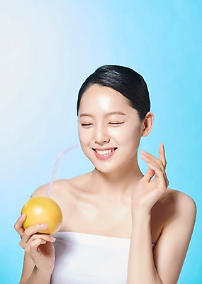 포토 JPG 스튜디오촬영 여자 모션 실내 표정 빨대 한명 미소 누끼 사람 손짓 상반신 20대 성인 앞모습 뷰티 한국인 자몽 파란배경 상큼 싱그러움 의료성형뷰티 성인여자한명만 디톡스 국내포토 1 뷰포인트 백그라운드 과일 건강 동양인 청년 내부 파란색 여자한명만 성인여자만 파일형식