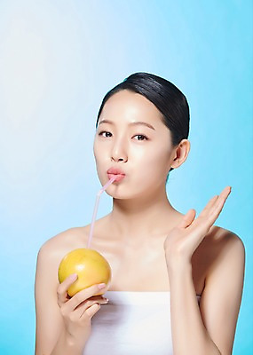 포토 JPG 스튜디오촬영 응시 여자 모션 실내 빨대 한명 누끼 사람 손짓 상반신 20대 성인 앞모습 뷰티 한국인 자몽 파란배경 상큼 싱그러움 의료성형뷰티 성인여자한명만 디톡스 국내포토 1 시선 뷰포인트 백그라운드 과일 건강 동양인 청년 내부 파란색 여자한명만 성인여자만 파일형식