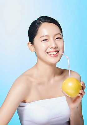 포토 JPG 스튜디오촬영 응시 여자 모션 실내 빨대 한명 미소 누끼 사람 상반신 20대 성인 옆모습 뷰티 한국인 자몽 파란배경 상큼 싱그러움 의료성형뷰티 성인여자한명만 디톡스 국내포토 1 시선 뷰포인트 백그라운드 과일 표정 건강 동양인 청년 내부 파란색 여자한명만 성인여자만 파일형식