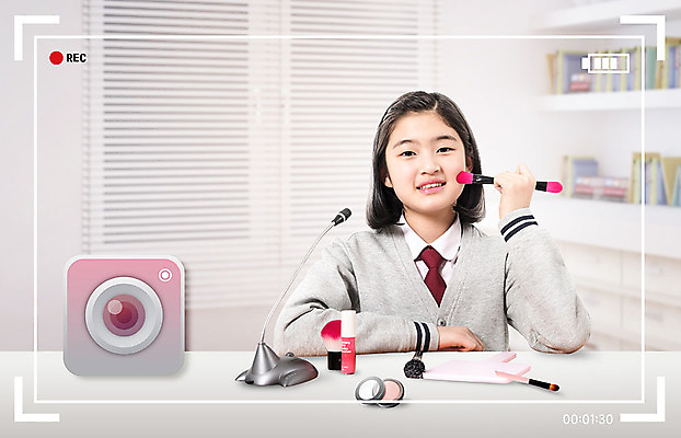 PSD 편집이미지 학생 여자 교복 청소년 한명 미소 사람 상반신 앞모습 10대 화장 뷰티 유행 카메라 화장품 한국인 흰색 어플리케이션 마이크 즐거움 카메라렌즈 메이크업브러쉬 십대여자한명만 인터넷방송 브이로그 이미지편집 1 라이프스타일 옷 감정 뷰포인트 컬러 음향기기 표정 동양인 전자제품 붓 동영상 여자한명만 십대여자만 파일형식 1인미디어