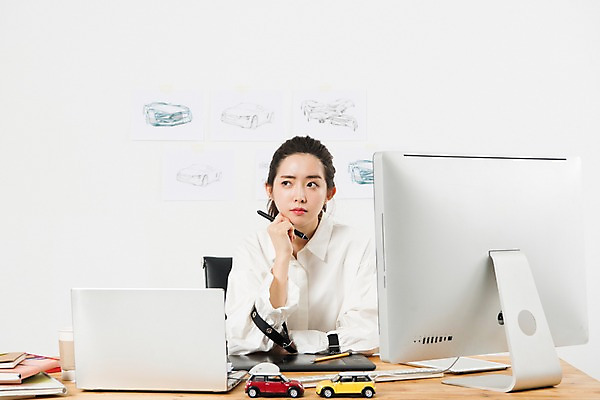 포토 JPG 스튜디오촬영 응시 여자 생각 자동차 시안 아이디어 실내 한명 누끼 사람 상반신 20대 성인 앞모습 노트북 컴퓨터 펜 모니터 턱괴기 한국인 디자이너 장난감자동차 고민 흰배경 창작 프리랜서 성인여자한명만 국내포토 직업 1 시선 감정 육상교통 뷰포인트 백그라운드 컨셉 모션 동양인 청년 내부 전자제품 장난감 필기구 흰색 여자한명만 성인여자만 파일형식
