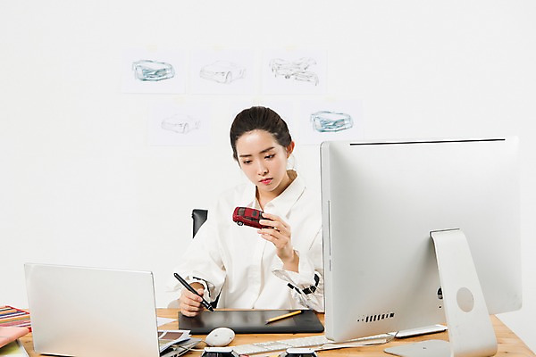 포토 JPG 스튜디오촬영 응시 여자 생각 자동차 아이디어 실내 한명 누끼 사람 상반신 20대 성인 앞모습 노트북 컴퓨터 모니터 한국인 작업 작업실 디자이너 장난감자동차 고민 흰배경 미니카 창작 프리랜서 성인여자한명만 국내포토 직업 1 시선 감정 육상교통 뷰포인트 백그라운드 컨셉 동양인 청년 내부 전자제품 장난감 흰색 여자한명만 성인여자만 파일형식