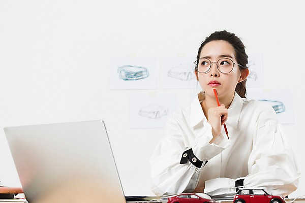 포토 JPG 스튜디오촬영 직업 응시 여자 생각 자동차 아이디어 실내 한명 들기 누끼 사람 상반신 20대 성인 앞모습 노트북 펜 한국인 비즈니스우먼 디자이너 고민 흰배경 미니카 창작 프리랜서 성인여자한명만 안경낌 국내포토 1 시선 감정 안경 육상교통 뷰포인트 백그라운드 컨셉 비즈니스 모션 동양인 청년 내부 전자제품 필기구 흰색 직장인 여자한명만 성인여자만 파일형식
