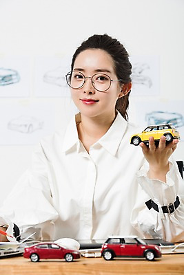 포토 JPG 스튜디오촬영 직업 응시 여자 자동차 아이디어 실내 한명 미소 들기 누끼 사람 상반신 20대 성인 앞모습 한국인 비즈니스우먼 작업실 디자이너 장난감자동차 흰배경 미니카 창작 프리랜서 성인여자한명만 안경낌 국내포토 1 시선 안경 육상교통 뷰포인트 백그라운드 컨셉 비즈니스 모션 표정 동양인 청년 내부 장난감 흰색 직장인 여자한명만 성인여자만 파일형식
