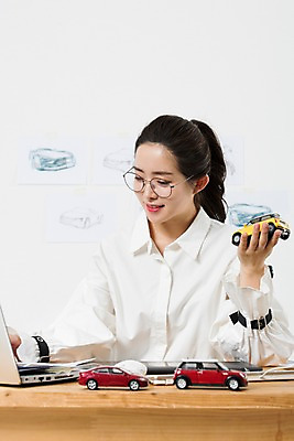 포토 JPG 스튜디오촬영 직업 응시 여자 생각 자동차 아이디어 실내 한명 미소 누끼 사람 상반신 20대 성인 앞모습 노트북 한국인 비즈니스우먼 작업실 디자이너 장난감자동차 고민 흰배경 미니카 창작 프리랜서 성인여자한명만 안경낌 국내포토 1 시선 감정 안경 육상교통 뷰포인트 백그라운드 컨셉 비즈니스 표정 동양인 청년 내부 전자제품 장난감 흰색 직장인 여자한명만 성인여자만 파일형식