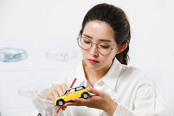 포토 JPG 스튜디오촬영 직업 응시 여자 생각 자동차 색연필 아이디어 실내 한명 들기 누끼 사람 상반신 20대 성인 앞모습 한국인 비즈니스우먼 작업실 디자이너 장난감자동차 고민 흰배경 미니카 창작 프리랜서 성인여자한명만 안경낌 국내포토 1 시선 감정 안경 육상교통 뷰포인트 백그라운드 컨셉 비즈니스 모션 학용품 동양인 청년 내부 장난감 흰색 직장인 여자한명만 성인여자만 파일형식