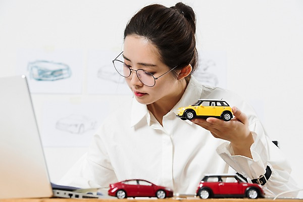 포토 JPG 스튜디오촬영 직업 응시 여자 생각 자동차 시안 아이디어 실내 한명 들기 누끼 사람 상반신 20대 성인 앞모습 노트북 미니어처 한국인 작업 비즈니스우먼 작업실 디자이너 스케치 장난감자동차 고민 흰배경 미니카 창작 프리랜서 성인여자한명만 안경낌 국내포토 1 시선 감정 안경 육상교통 뷰포인트 백그라운드 컨셉 비즈니스 모션 미술 동양인 청년 내부 전자제품 장난감 모형 흰색 직장인 여자한명만 성인여자만 파일형식