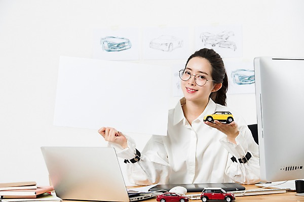 포토 JPG 스튜디오촬영 직업 배너 응시 여자 생각 자동차 아이디어 실내 한명 미소 들기 누끼 사람 상반신 20대 성인 앞모습 노트북 컴퓨터 미니어처 한국인 비즈니스우먼 작업실 디자이너 스케치 장난감자동차 고민 흰배경 미니카 창작 프리랜서 성인여자한명만 안경낌 국내포토 1 시선 감정 안경 육상교통 뷰포인트 백그라운드 컨셉 비즈니스 모션 표정 미술 동양인 청년 내부 전자제품 장난감 모형 흰색 직장인 여자한명만 성인여자만 파일형식