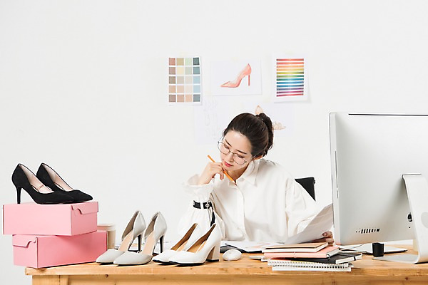 포토 JPG 스튜디오촬영 직업 응시 여자 구두 생각 아이디어 실내 한명 누끼 사람 상반신 20대 성인 앞모습 책 컴퓨터 연필 모니터 턱괴기 한국인 비즈니스우먼 작업실 디자이너 고민 흰배경 구두디자이너 구두상자 창작 프리랜서 성인여자한명만 안경낌 국내포토 1 시선 감정 안경 뷰포인트 백그라운드 신발 컨셉 비즈니스 모션 학용품 동양인 청년 내부 전자제품 상자 필기구 흰색 직장인 여자한명만 성인여자만 파일형식