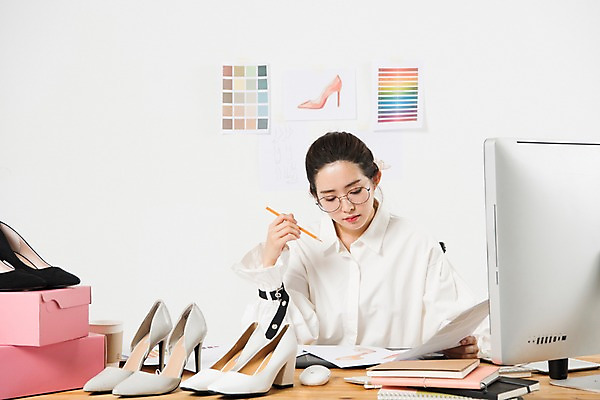 포토 JPG 스튜디오촬영 직업 응시 여자 구두 생각 색연필 아이디어 실내 한명 누끼 사람 상반신 20대 성인 앞모습 컴퓨터 모니터 한국인 비즈니스우먼 작업실 디자이너 고민 흰배경 구두디자이너 구두상자 창작 프리랜서 성인여자한명만 안경낌 국내포토 1 시선 감정 안경 뷰포인트 백그라운드 신발 컨셉 비즈니스 학용품 동양인 청년 내부 전자제품 상자 흰색 직장인 여자한명만 성인여자만 파일형식