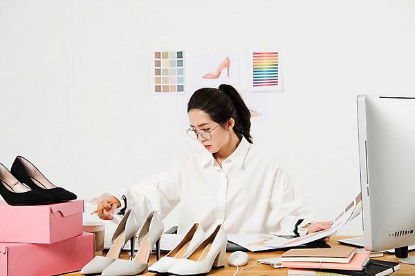 포토 JPG 스튜디오촬영 직업 응시 여자 구두 생각 아이디어 실내 한명 누끼 사람 상반신 20대 성인 앞모습 모니터 한국인 비즈니스우먼 작업실 디자이너 고민 흰배경 구두디자이너 구두상자 창작 프리랜서 성인여자한명만 안경낌 국내포토 1 시선 감정 안경 뷰포인트 백그라운드 신발 컨셉 비즈니스 동양인 청년 내부 컴퓨터 상자 흰색 직장인 여자한명만 성인여자만 파일형식