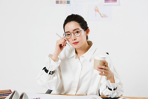 포토 JPG 스튜디오촬영 직업 응시 여자 커피 구두 생각 색연필 아이디어 실내 한명 누끼 사람 상반신 20대 성인 앞모습 한국인 비즈니스우먼 작업실 디자이너 고민 흰배경 구두디자이너 창작 프리랜서 성인여자한명만 안경낌 국내포토 1 시선 감정 안경 음료 뷰포인트 백그라운드 신발 컨셉 비즈니스 학용품 동양인 청년 내부 흰색 직장인 여자한명만 성인여자만 파일형식