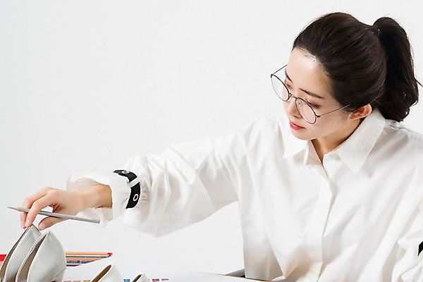 포토 JPG 스튜디오촬영 직업 응시 여자 구두 생각 아이디어 실내 한명 누끼 사람 상반신 20대 성인 옆모습 만지기 한국인 비즈니스우먼 디자이너 고민 흰배경 구두디자이너 프리랜서 성인여자한명만 안경낌 국내포토 1 시선 감정 안경 뷰포인트 백그라운드 신발 컨셉 비즈니스 모션 동양인 청년 내부 흰색 직장인 여자한명만 성인여자만 파일형식