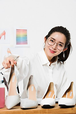 포토 JPG 스튜디오촬영 직업 응시 여자 구두 실내 한명 미소 들기 누끼 사람 상반신 20대 성인 앞모습 한국인 비즈니스우먼 작업실 디자이너 흰배경 구두디자이너 구두상자 컬러리스트 프리랜서 성인여자한명만 안경낌 국내포토 컬러칩 1 시선 안경 뷰포인트 백그라운드 신발 비즈니스 모션 표정 동양인 청년 내부 상자 흰색 직장인 여자한명만 성인여자만 파일형식