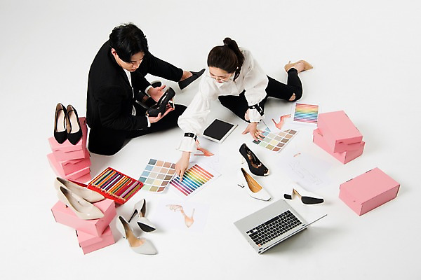 포토 JPG 스튜디오촬영 전신 직업 여자 남자 구두 회의 색연필 아이디어 실내 대화 누끼 사람 20대 성인 두명 앞모습 옆모습 노트북 하이앵글 한국인 비즈니스우먼 디자이너 흰배경 구두디자이너 구두상자 컬러리스트 프리랜서 안경낌 국내포토 컬러칩 안경 뷰포인트 백그라운드 신발 컨셉 비즈니스 학용품 말하기 동양인 청년 내부 전자제품 상자 흰색 직장인 파일형식