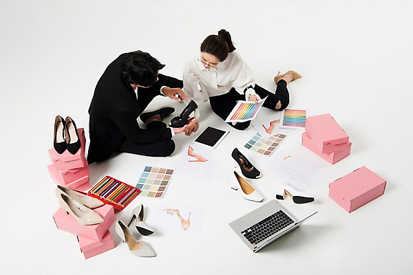 포토 JPG 스튜디오촬영 전신 직업 여자 남자 구두 회의 색연필 바닥 아이디어 실내 대화 누끼 사람 앉기 20대 성인 두명 앞모습 옆모습 노트북 하이앵글 한국인 비즈니스우먼 디자이너 흰배경 구두디자이너 구두상자 컬러리스트 프리랜서 안경낌 국내포토 컬러칩 안경 뷰포인트 백그라운드 신발 컨셉 비즈니스 모션 학용품 말하기 동양인 청년 내부 전자제품 상자 흰색 직장인 파일형식