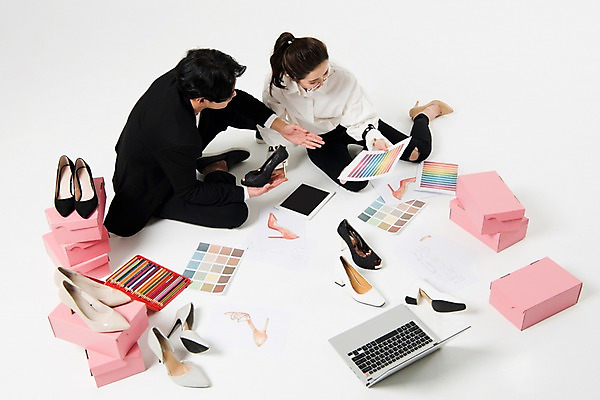 포토 JPG 스튜디오촬영 전신 직업 여자 남자 구두 회의 색연필 아이디어 실내 대화 누끼 사람 20대 성인 두명 앞모습 옆모습 노트북 하이앵글 한국인 비즈니스우먼 디자이너 흰배경 구두디자이너 구두상자 컬러리스트 프리랜서 안경낌 국내포토 컬러칩 안경 뷰포인트 백그라운드 신발 컨셉 비즈니스 학용품 말하기 동양인 청년 내부 전자제품 상자 흰색 직장인 파일형식