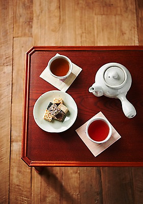 포토 JPG 스튜디오촬영 동양문화 전통 디저트 실내 건강 사람없음 하이앵글 건강관리 차 전통차 찻잔 다도 찻주전자 강정 구기자 다과상 오미자차 플랫레이 나무배경 국내포토 열매 문화 음료 음식 뷰포인트 백그라운드 주전자 잔 관리 내부 차_음료 과자 예절 플랫 다과 파일형식