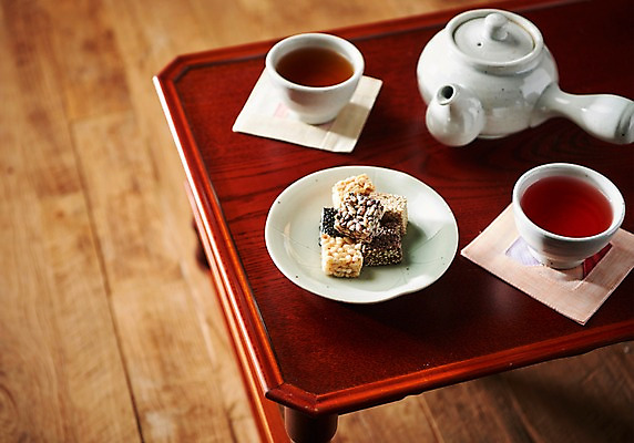 포토 JPG 스튜디오촬영 동양문화 전통 디저트 실내 건강 사람없음 건강관리 차 전통차 찻잔 다도 찻주전자 강정 구기자 다과상 오미자차 나무배경 국내포토 열매 문화 음료 음식 백그라운드 주전자 잔 관리 내부 차_음료 과자 예절 다과 파일형식