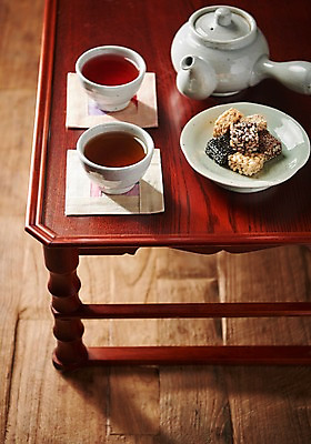 포토 JPG 스튜디오촬영 동양문화 전통 디저트 실내 건강 사람없음 건강관리 차 전통차 찻잔 다도 찻주전자 강정 구기자 다과상 오미자차 나무배경 국내포토 열매 문화 음료 음식 백그라운드 주전자 잔 관리 내부 차_음료 과자 예절 다과 파일형식