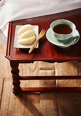 포토 JPG 스튜디오촬영 동양문화 전통 포크 과일 디저트 실내 건강 사람없음 건강관리 보자기 배 차 전통차 찻잔 다도 과일조각 다과상 대추차 나무배경 국내포토 식기 문화 음료 음식 조각 백그라운드 잔 관리 내부 차_음료 예절 다과 파일형식 천_직물