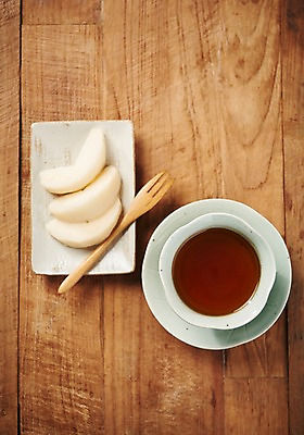 포토 JPG 스튜디오촬영 동양문화 전통 조각 포크 과일 디저트 실내 건강 사람없음 하이앵글 건강관리 배 차 전통차 찻잔 다도 과일조각 대추차 플랫레이 나무배경 국내포토 식기 문화 음료 음식 뷰포인트 백그라운드 잔 관리 내부 차_음료 예절 플랫 파일형식